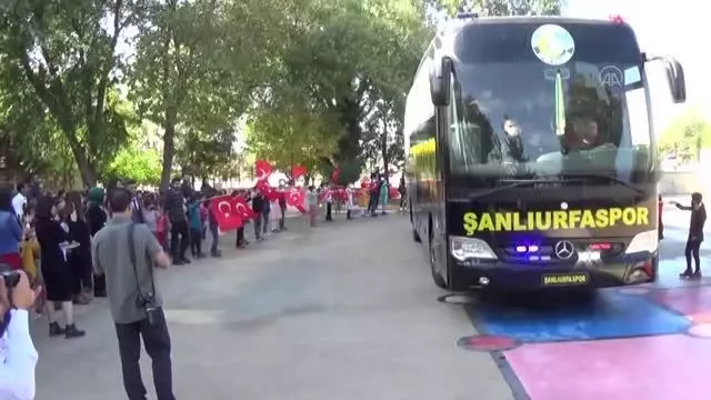 ŞANLIURFA - Şanlıurfasporlu futbolcular, ilkokul öğrencileriyle maç yaptı