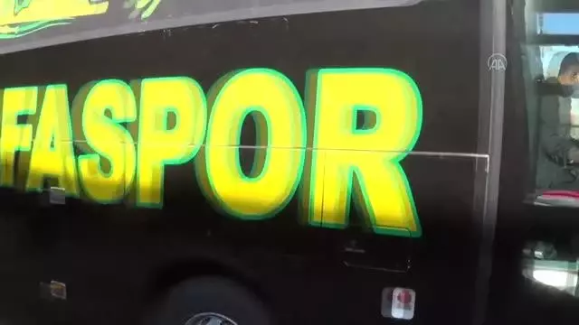 ŞANLIURFA - Şanlıurfasporlu futbolcular, ilkokul öğrencileriyle maç yaptı