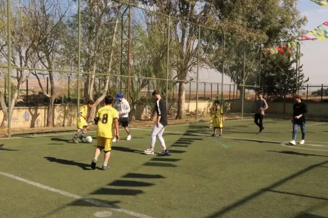 ŞANLIURFA - Şanlıurfasporlu futbolcular, ilkokul öğrencileriyle maç yaptı