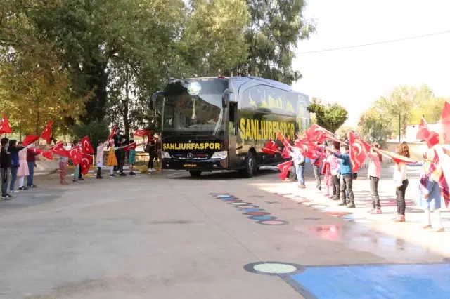 ŞANLIURFA - Şanlıurfasporlu futbolcular, ilkokul öğrencileriyle maç yaptı