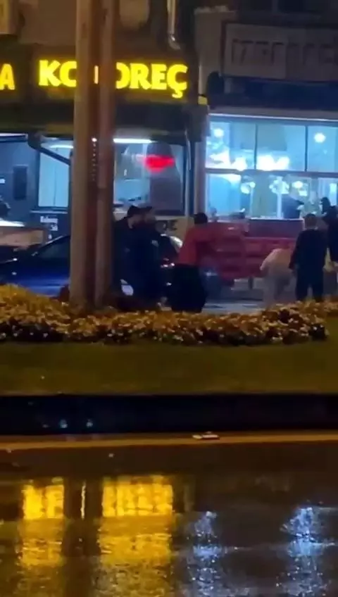 Son dakika 3. sayfa: Ortalık savaş alanına döndü...Tekme, yumruk yetmedi cam şişeyle saldırdılar