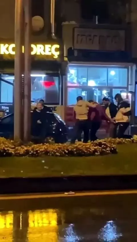 Son dakika 3. sayfa: Ortalık savaş alanına döndü...Tekme, yumruk yetmedi cam şişeyle saldırdılar