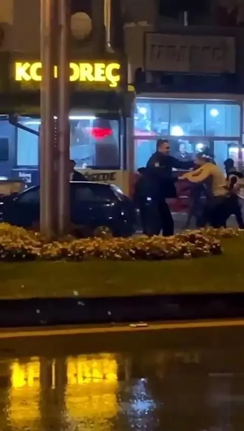 Son dakika 3. sayfa: Ortalık savaş alanına döndü...Tekme, yumruk yetmedi cam şişeyle saldırdılar