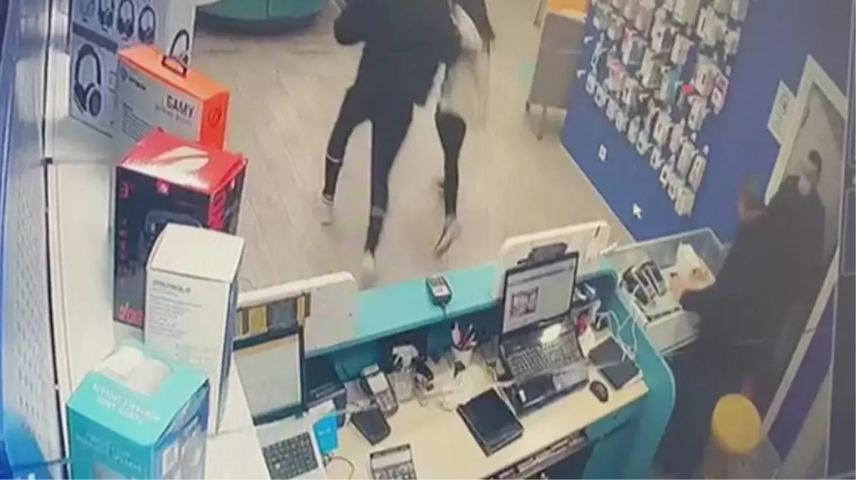 Telefonun fiyatını pahalı bulan adam, silahını çekip satıcıyı vurdu