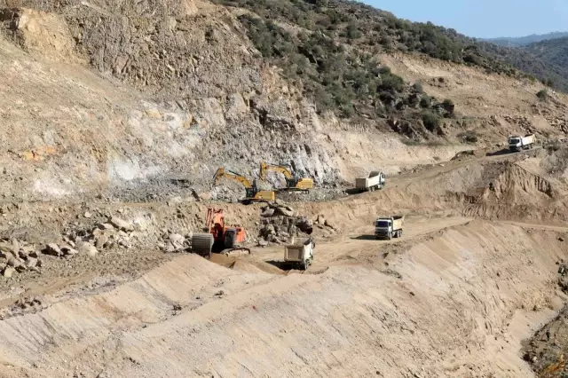 Vali Aksoy, Sarıçay Barajı'nda incelemelerde bulundu