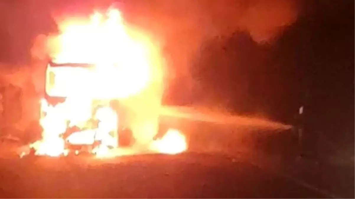 Virajı alamayan asit yüklü tanker devrildi, araç bir anda alev topuna döndü