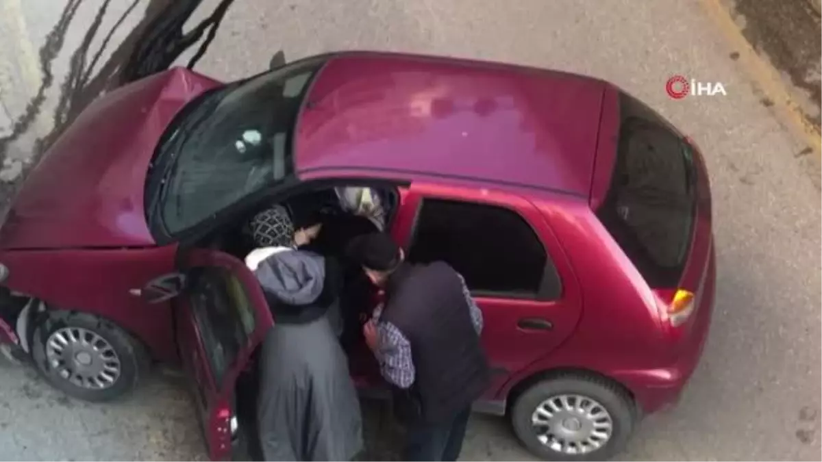Son dakika haberi... Yine aynı alt geçit yine kaza: Virajı alamayan kadın sürücü duvara çarptı
