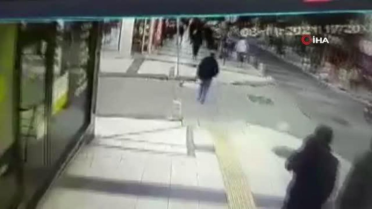 Yola saçılan paraları toplayıp gitti...O anlar kamerada