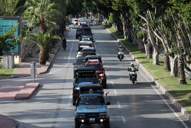 Antalya'da nostaljik araçların katıldığı şenliğin korteji ilgi çekti