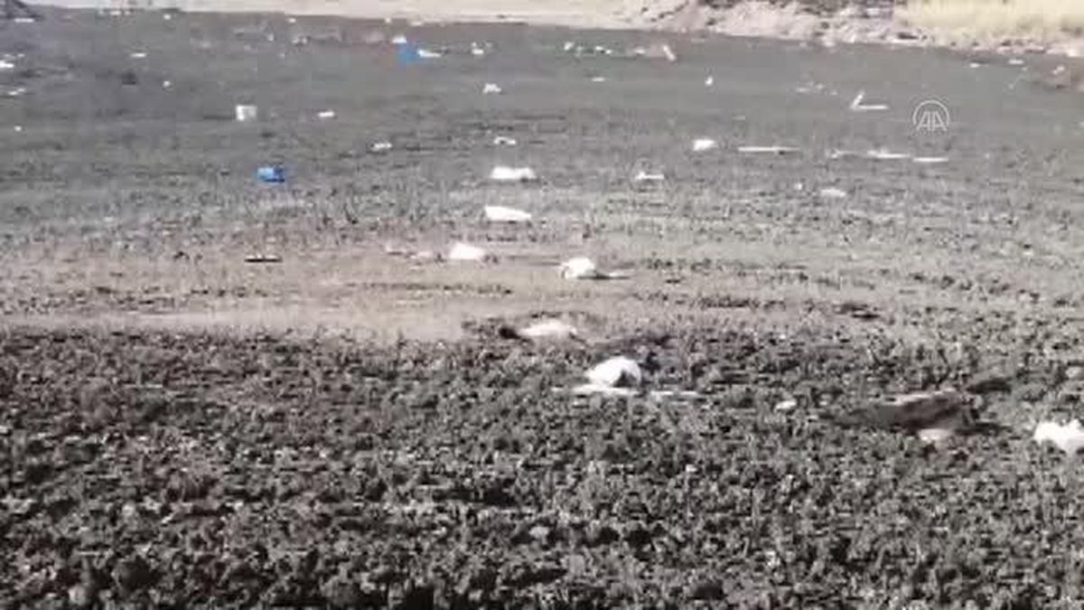 Bataklığa saplanan köpek yavrusunu itfaiye kurtardı