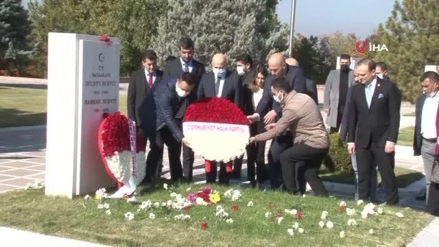 Son dakika haberi... CHP heyeti Bülent Ecevit'i vefat yıl dönümünde kabri başında andı