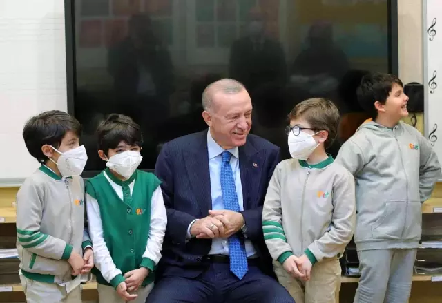 Cumhurbaşkanı Erdoğan, Palet Türk Müziği İlkokulu'nun açılışında çocuklarla birlikte müzik söyledi