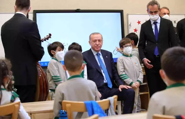 Cumhurbaşkanı Erdoğan, Palet Türk Müziği İlkokulu'nun açılışında çocuklarla birlikte müzik söyledi