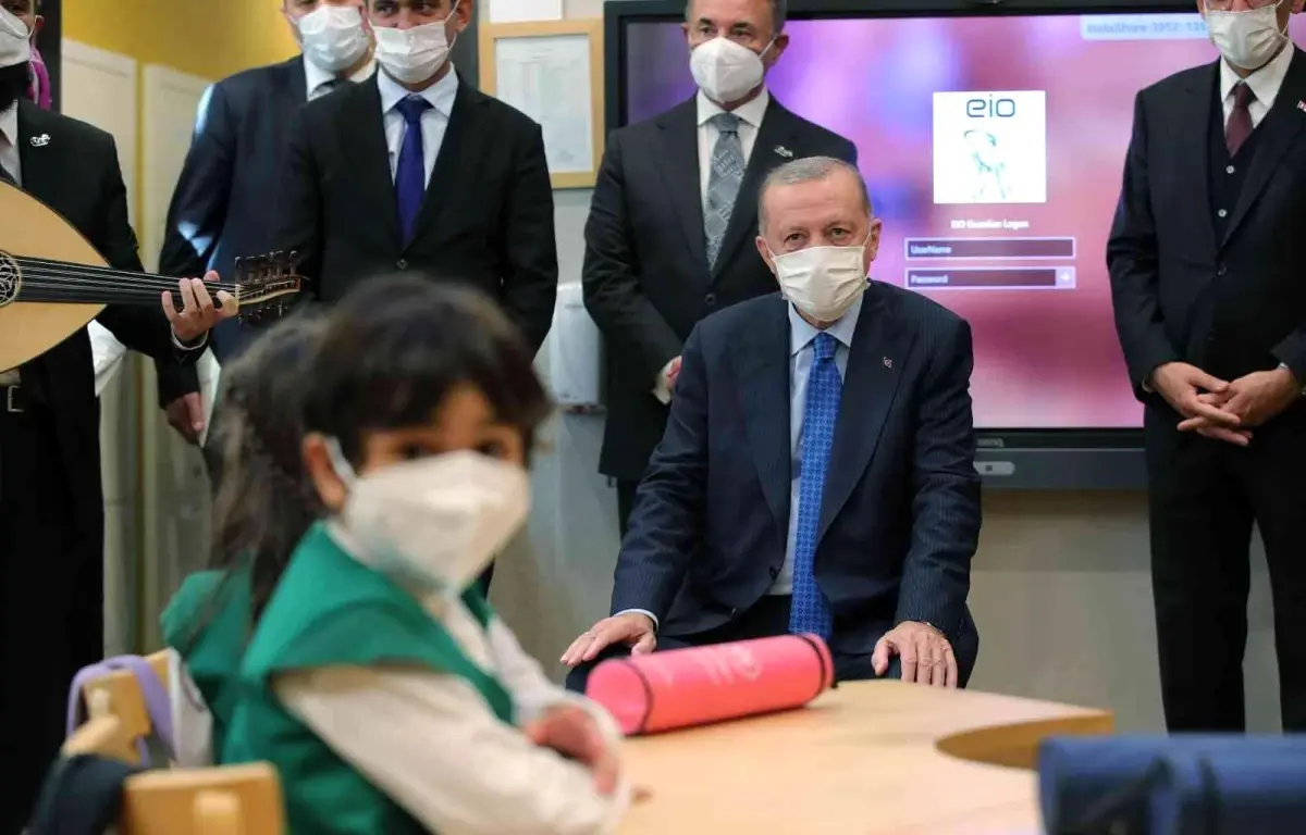 Cumhurbaşkanı Erdoğan, Palet Türk Müziği İlkokulu'nun açılışında çocuklarla birlikte şarkı söyledi