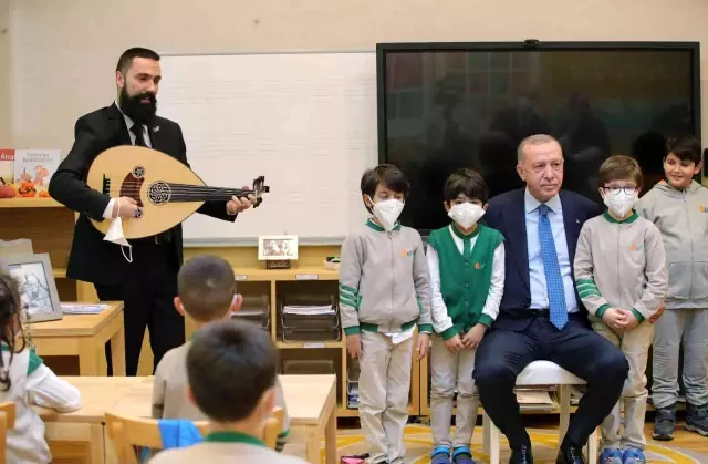 Cumhurbaşkanı Erdoğan, Palet Türk Müziği İlkokulu'nun açılışında çocuklarla birlikte müzik söyledi