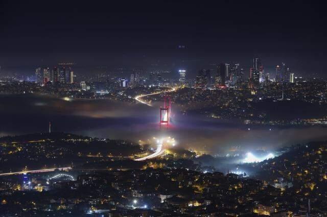 İstanbul'a çöken sis kartpostallık imgeler ortaya çıkardı