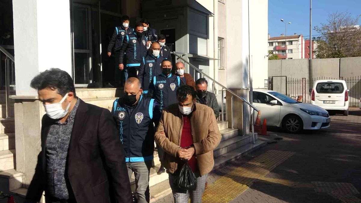 Kayseri'de sahte çeklerle 68 kişiyi dolandıran 16 zanlı tutuklandı