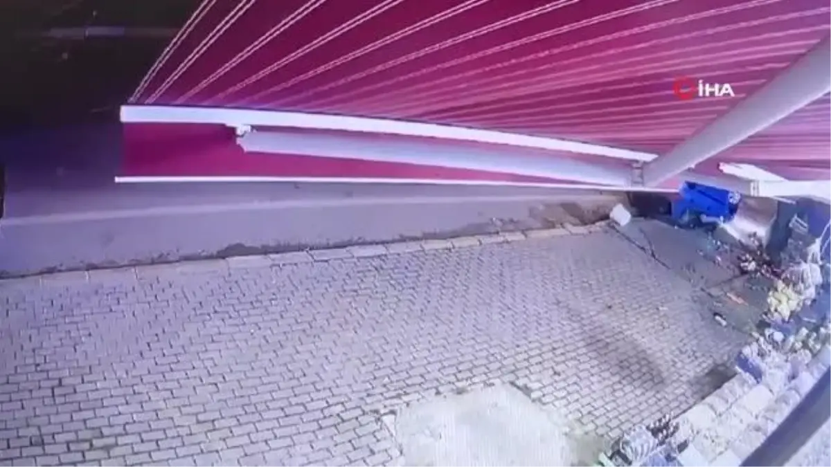 Kediye çarpmamak için manavın duvarına çarpan otomobil takla attı...O anlar kamerada