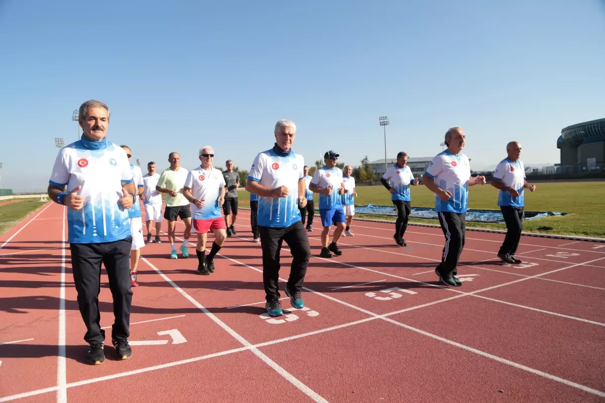 Maratona hazırlanan 'Çılgın Dadaşlar' spor tutkularıyla gençlere taş çıkartıyor