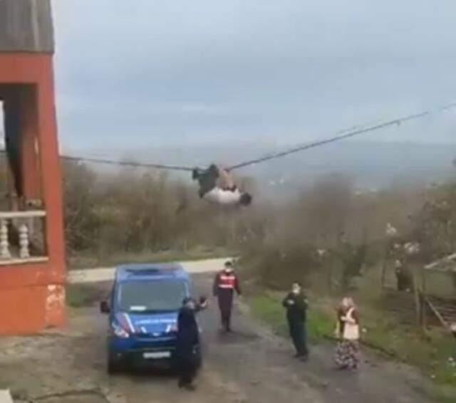 Saklandığı evde yakalanan şahıs, elektrik tellerine tutunarak kaçmaya çalıştı