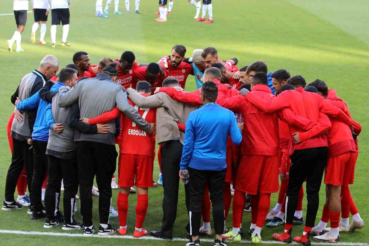 Sivasspor'da, 2 futbolcu ceza sınırında!