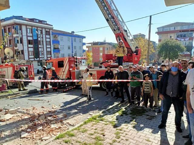 Sultangazi'de 5 katlı binanın en üst katında patlama! Yıkılan duvar sokağa düştü: 2 yaralı Sultangazi'de 5 katlı binanın en üst katında patlama! Yıkılan duvar sokağa düştü: 2 yaralı