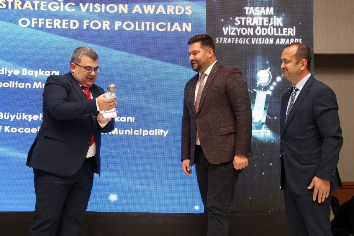 TASAM'dan Başkan Büyükakın'a Stratejik Vizyon Sahibi siyasetçi ödülü