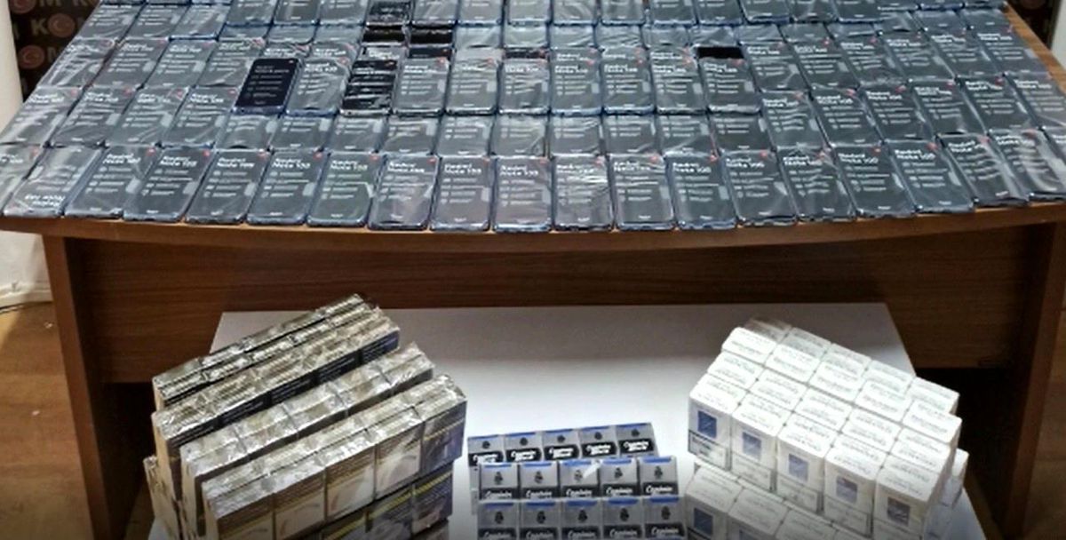 Tır'da kaçak telefon ve sigara ele geçirildi