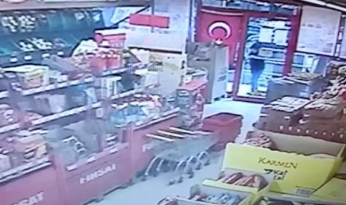 Vali Karaloğlu, marketin kapısında asılı Türk bayrağını öpen Enes'i misafir etti