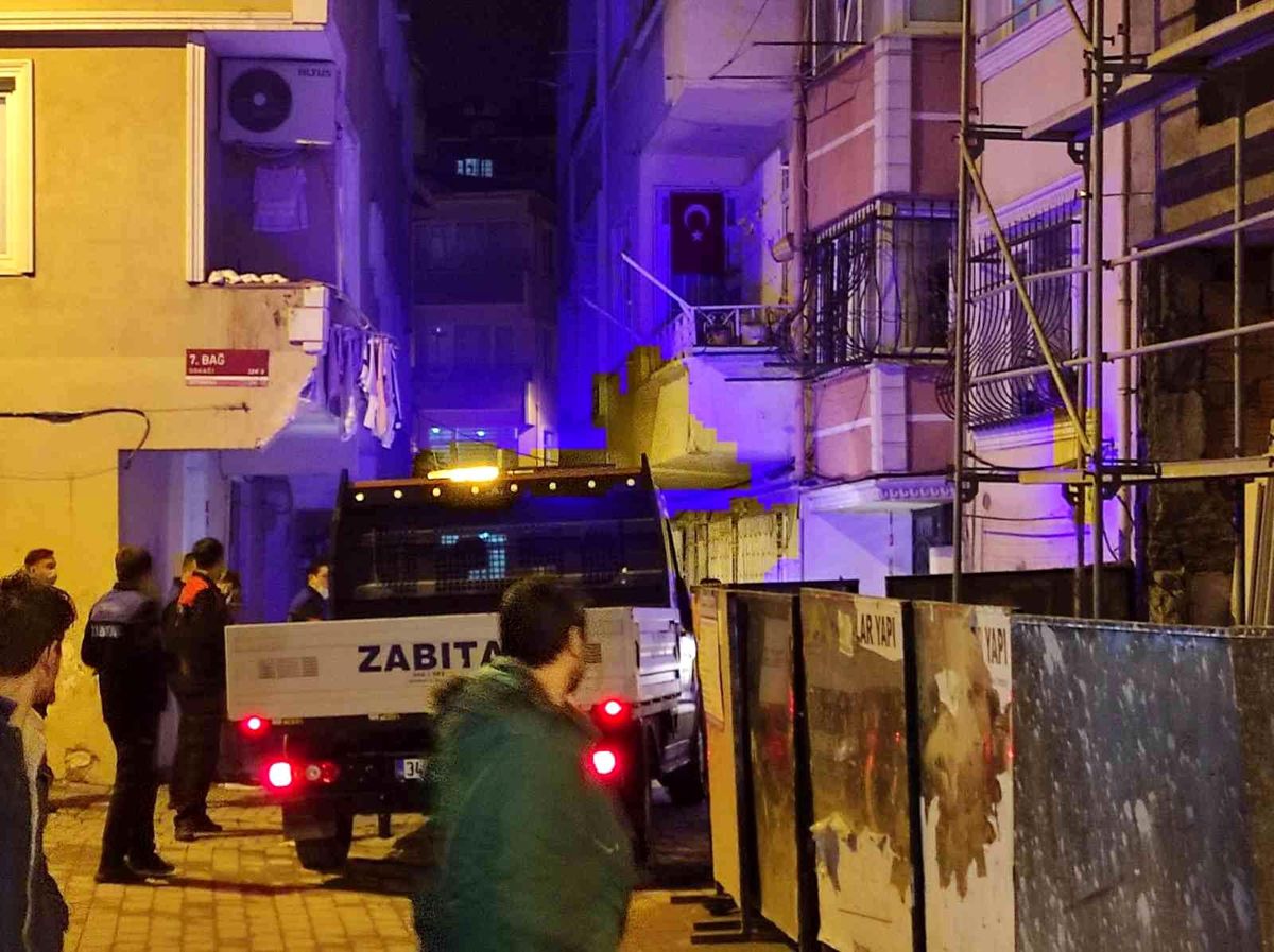 Zeytinburnu'nda riskli 2 bina boşaltıldı