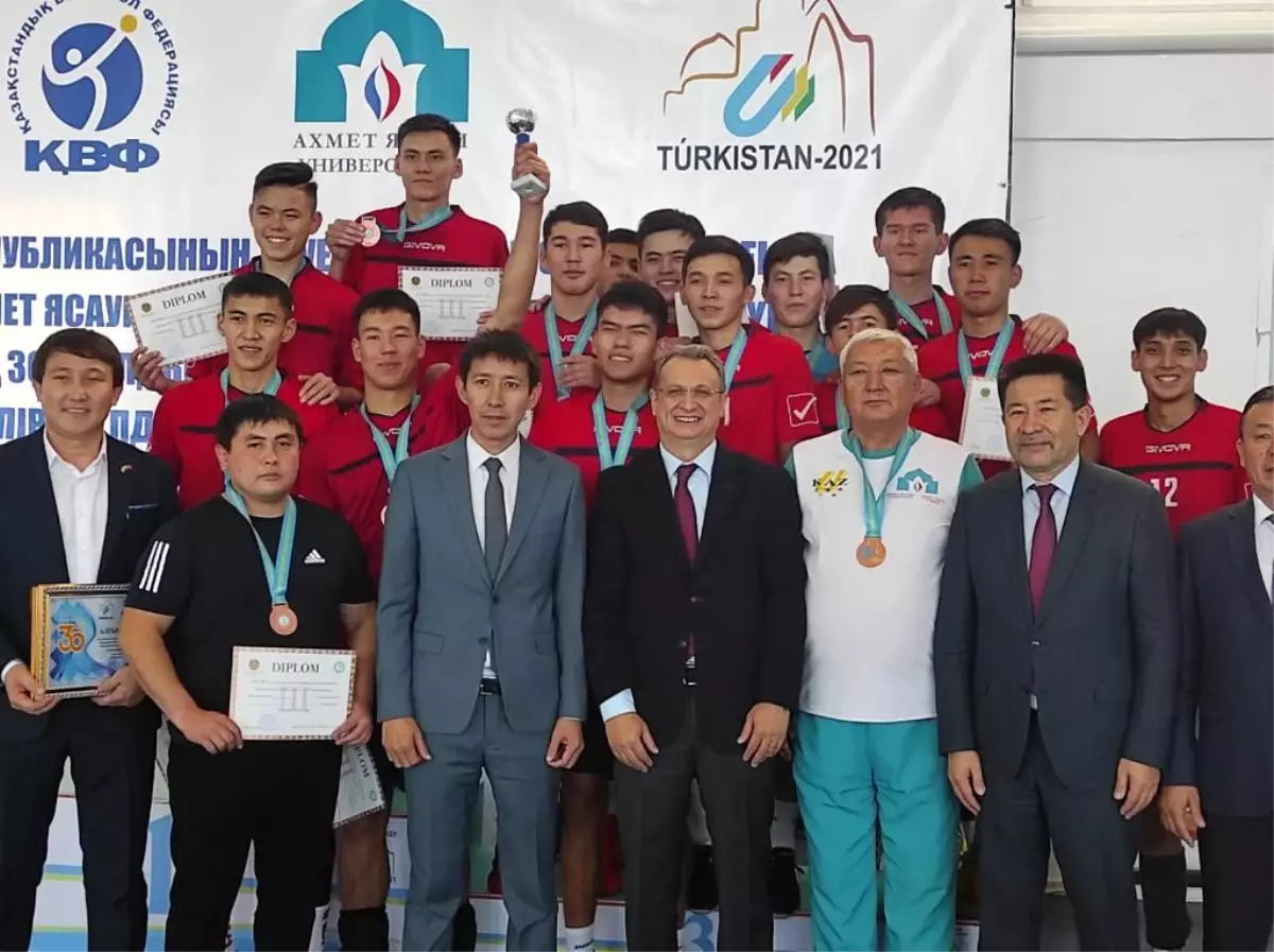 Ahmet Yesevi Üniversitesi Spor Fakültesi Voleybol Takımı 'Gençler Voleybol Turnuvası'nda 3. Oldu