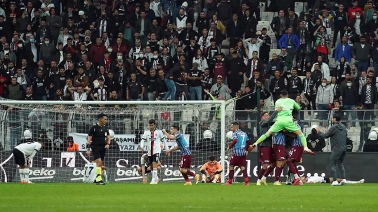 Beşiktaş tribünlerinde Sergen Yalçın kavgası! İkiye bölünen taraftarlar birbirlerine girdi