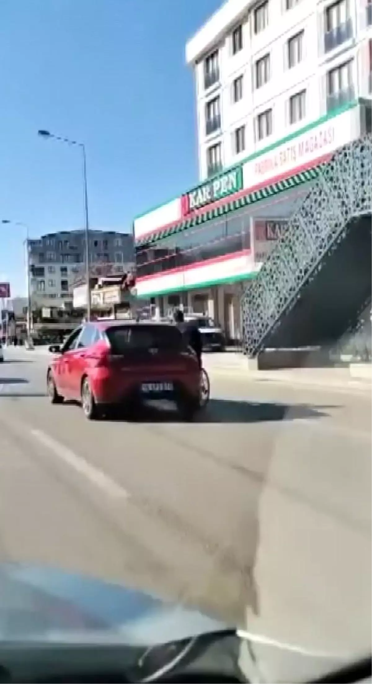 Bursa'da otomobile tutunan genç canını böyle tehlikeye attı