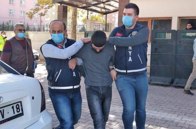 Eşiyle ilişkisi olduğunu düşündüğü arkadaşına sabahtan akşama kadar işkence yaptı