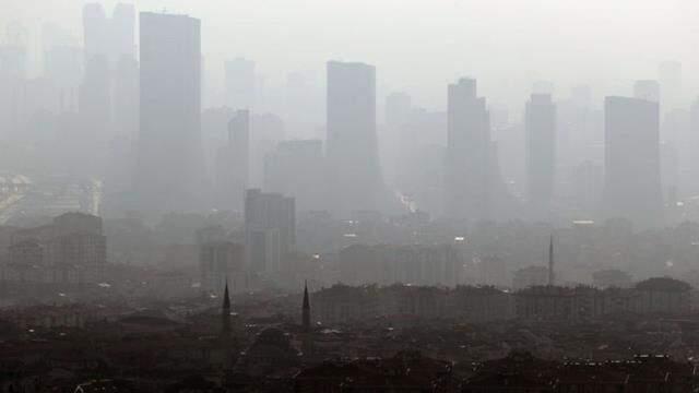 İstanbul'da göz gözü görmüyor! Sis her yeri kapladı, feribot seferleri iptal
