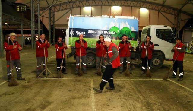 'Maykıl Fikret' olarak bilinen temizlik işçisi, danslarıyla arkadaşlarını motive ediyor