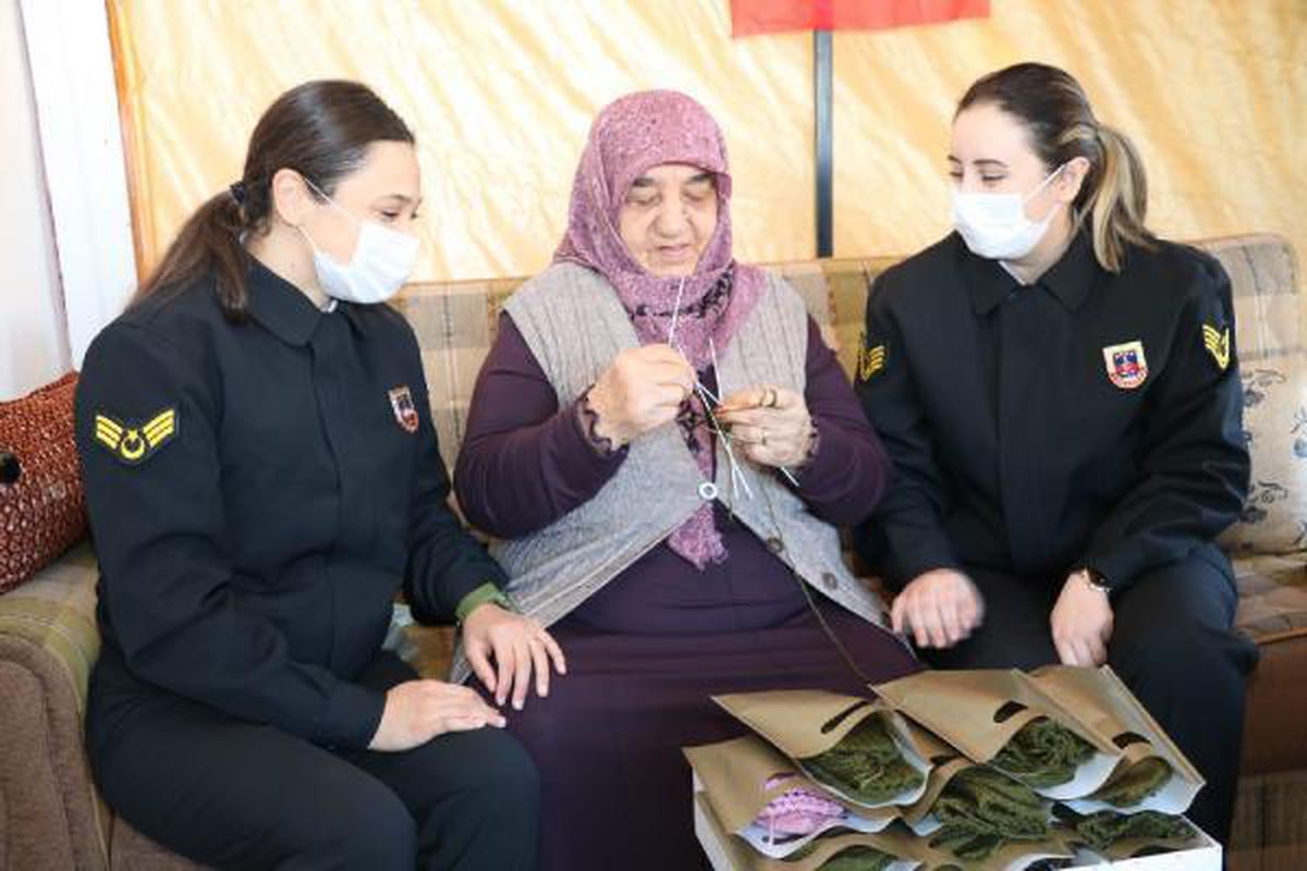 Yaşlı kadın ördüğü yün çorapları askerlere verdi