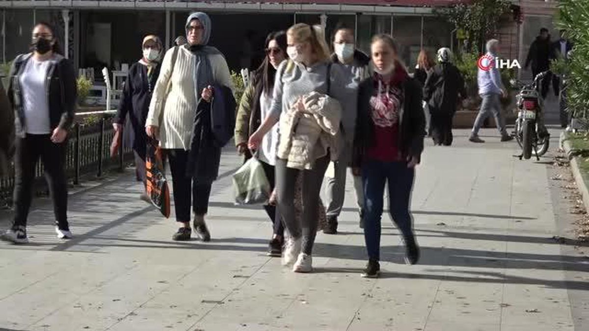 Sıcak havayı fırsat bilen vatandaşlar sahillere akın etti