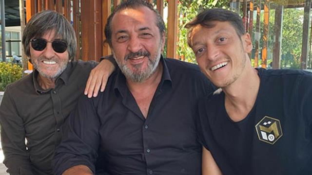 Ayrılık çanları çalan Mesut Özil'in yeni adresi netleşti! Bu defa teklifi geri çevirmedi
