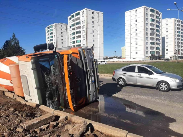 Diyarbakır'da beton mikseri kavşağı dönemeyerek kaldırıma devrildi, sürücü yaralandı