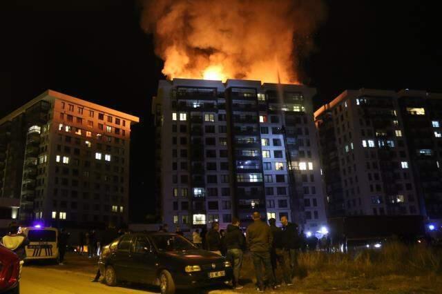 Eskişehir -İşten çıkarılmasına kızan kapıcı, yangın çıkarıp kaçtı