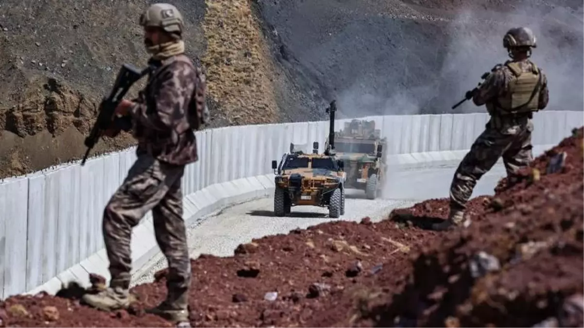 İran'dan Türkiye'ye karşı skandal oyun! Göçmenleri 'Türk askeri size ateş etmez' diyerek sınıra itmişler