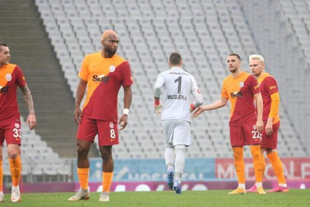 Karagümrük maçında dikkat çeken görüntü! Muslera kalesini terk edip sahanın ortasına kadar geldi