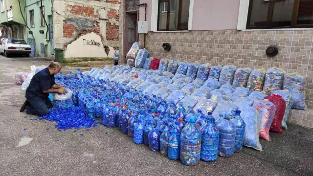 Şehri sokak sokak gezip, engelliler için 3 yılda 1 ton kapak topladı