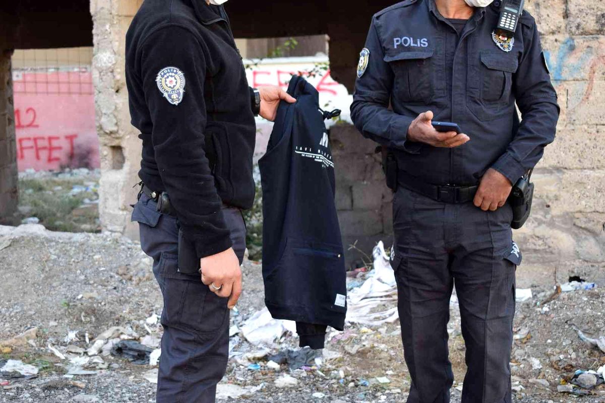 Ters kelepçeli adliyeye götürülürken polisin elinden kaçtı