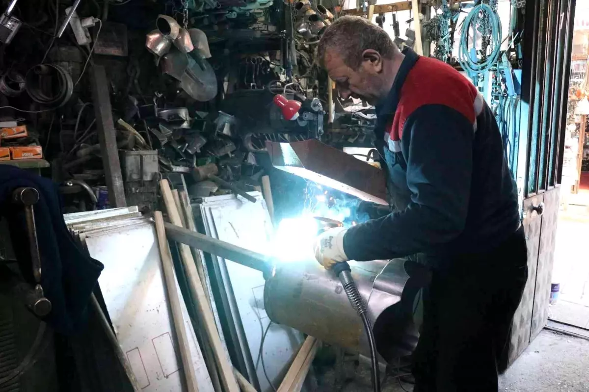 30 metrekarelik dükkanından dünyaya soba ihraç ediyor