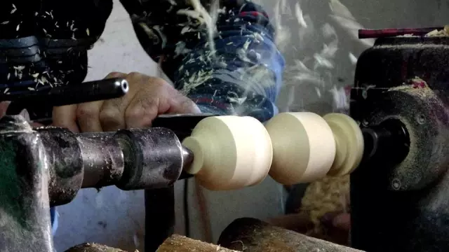 41 yıldır talaş tozları arasında çocuklar için topaç üretiyor