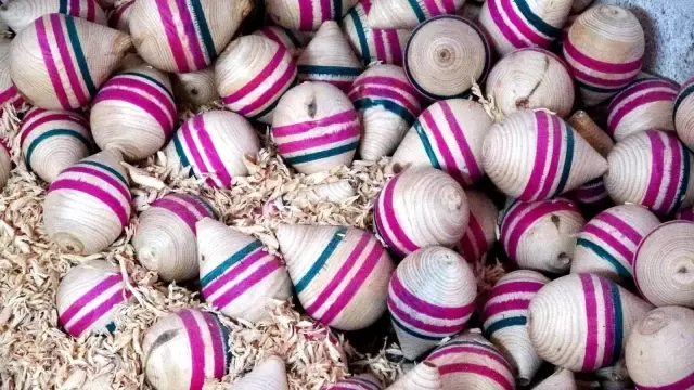 41 yıldır talaş tozları arasında çocuklar için topaç üretiyor