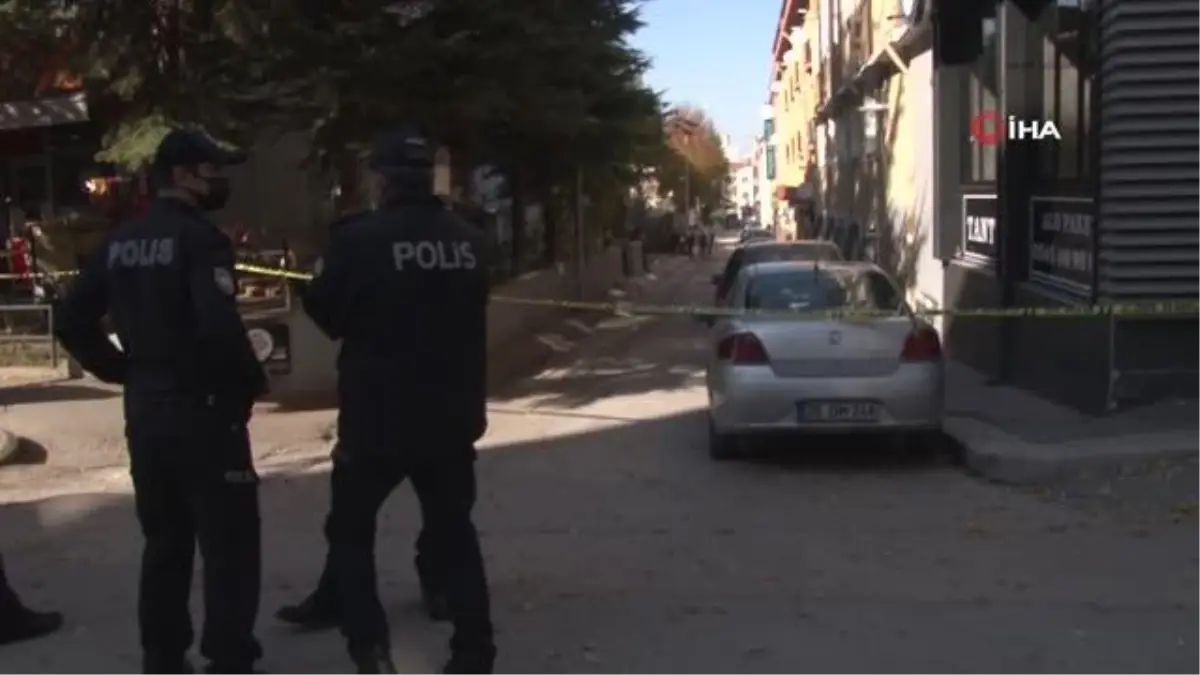 Ailesine kızdı tüfekle kendisini eve kilitledi