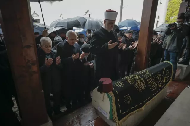 SARAYBOSNA - Aliya İzetbegoviç'in dava arkadaşı Hasan Çengiç aile kabristanına defnedildi